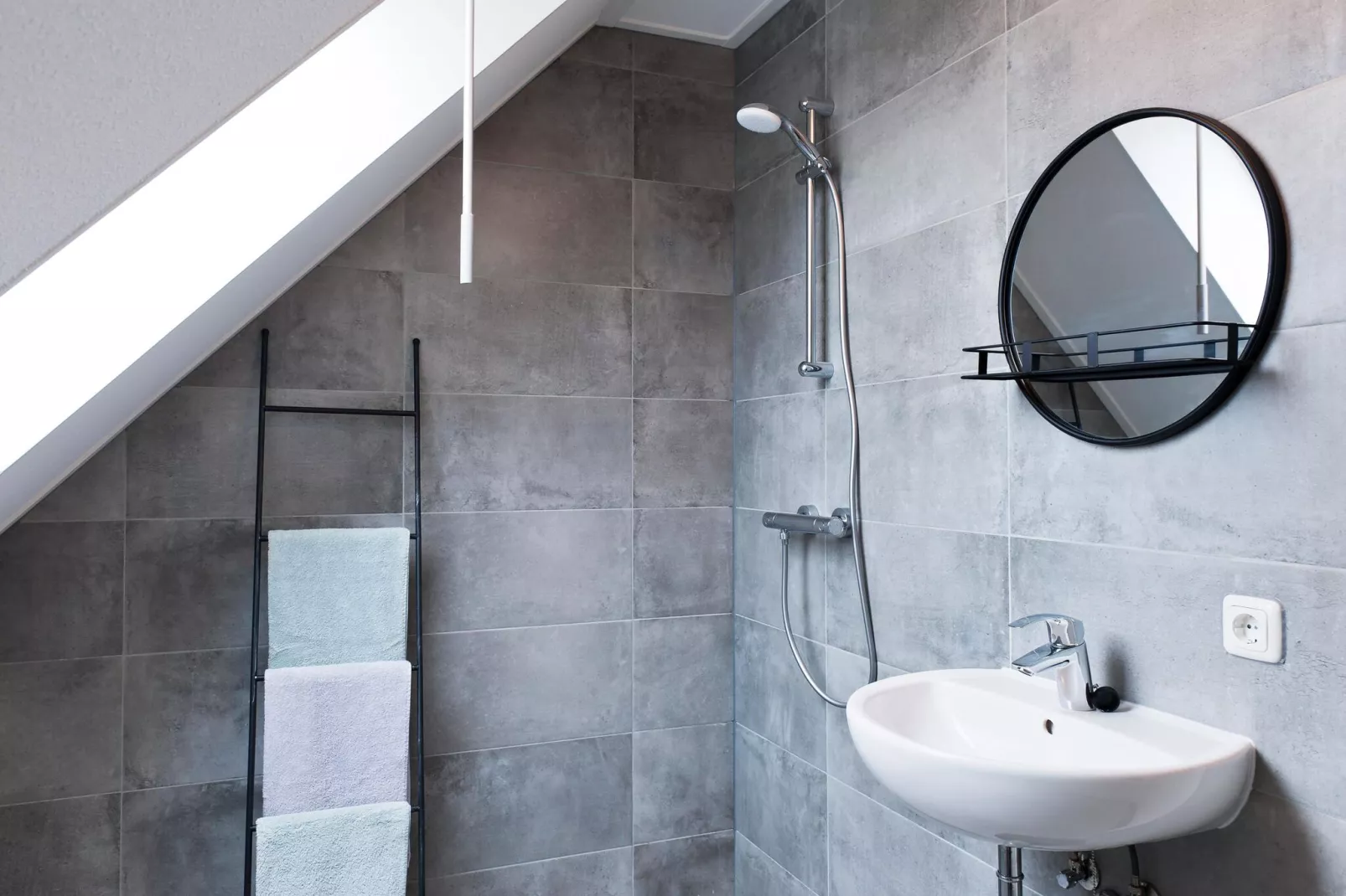 24 pers Pallertshuis Wellness de luxe met sauna en hout gestookte hottub-Bathroom