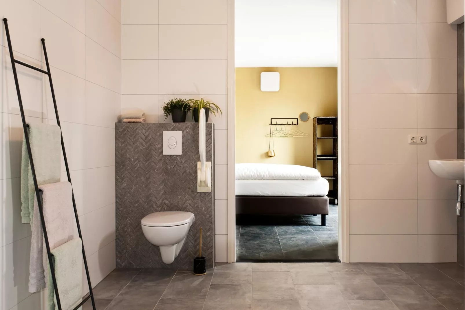 24 pers Pallertshuis Wellness de luxe met sauna en hout gestookte hottub-Bathroom
