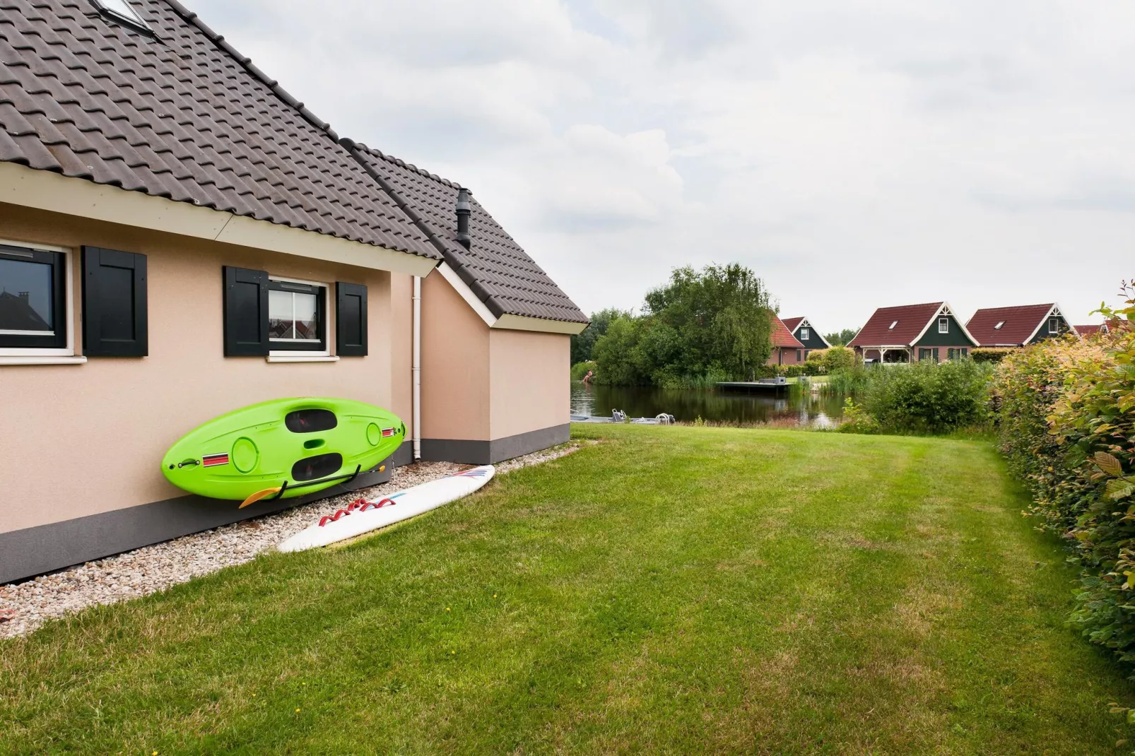 10 pers Lieskehuis Wellness de luxe met sauna buitenspa en toerboot-Exterior in summer