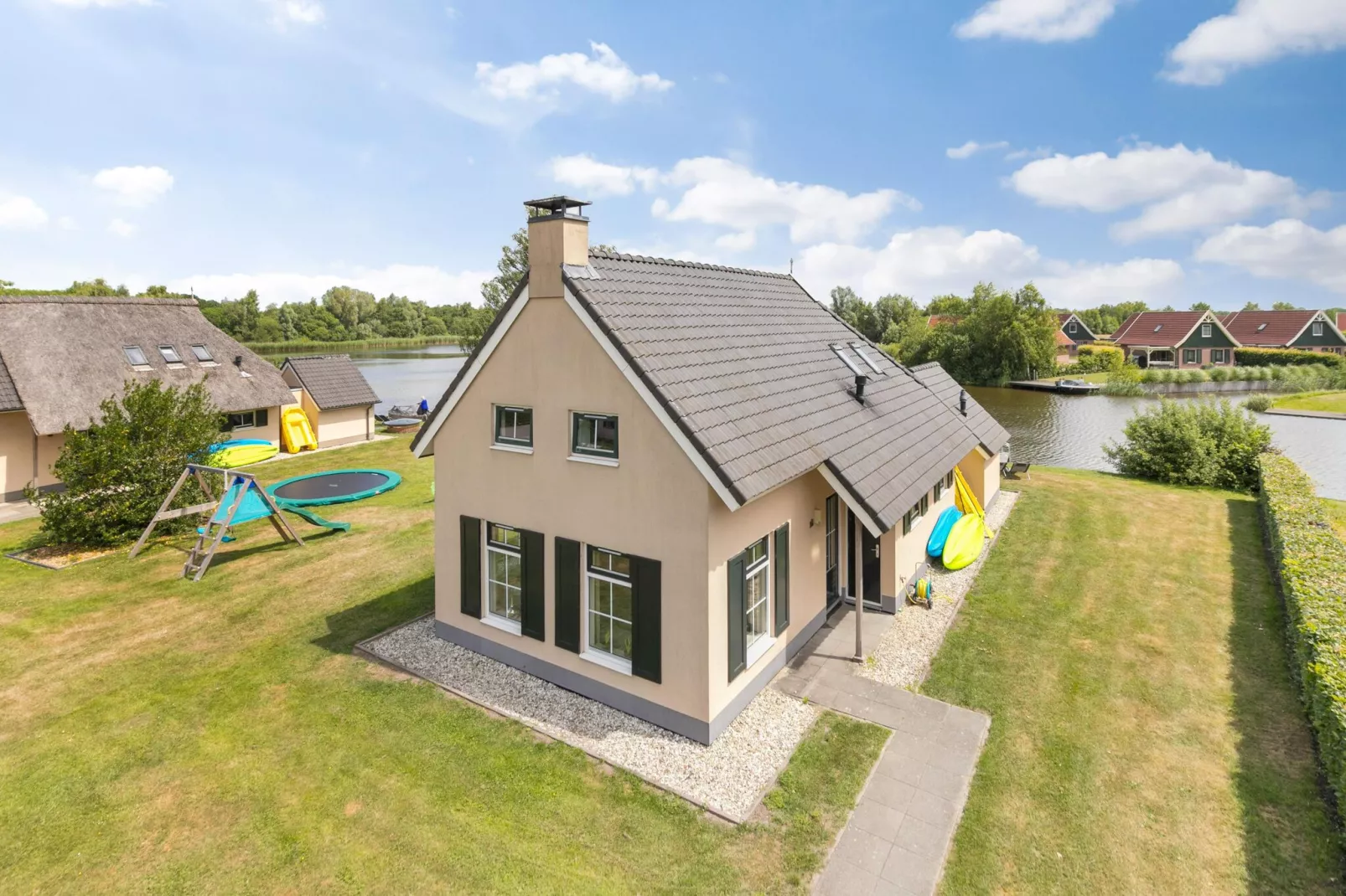 10 pers Lieskehuis Wellness de luxe met sauna buitenspa en toerboot-Exterior in summer