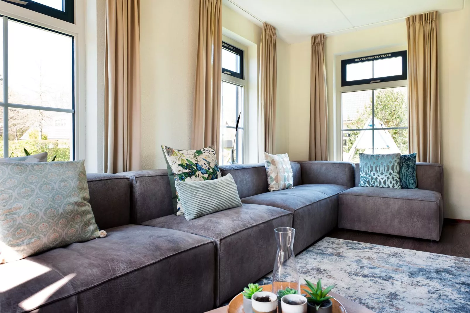10 pers Lieskehuis Wellness de luxe met sauna buitenspa en toerboot-Living room