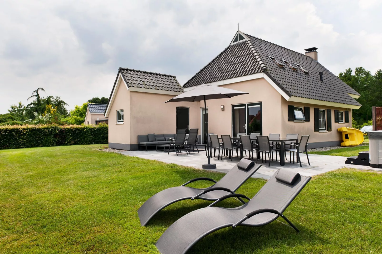 10 pers Lieskehuis Wellness de luxe met sauna buitenspa en toerboot-Gardens in summer