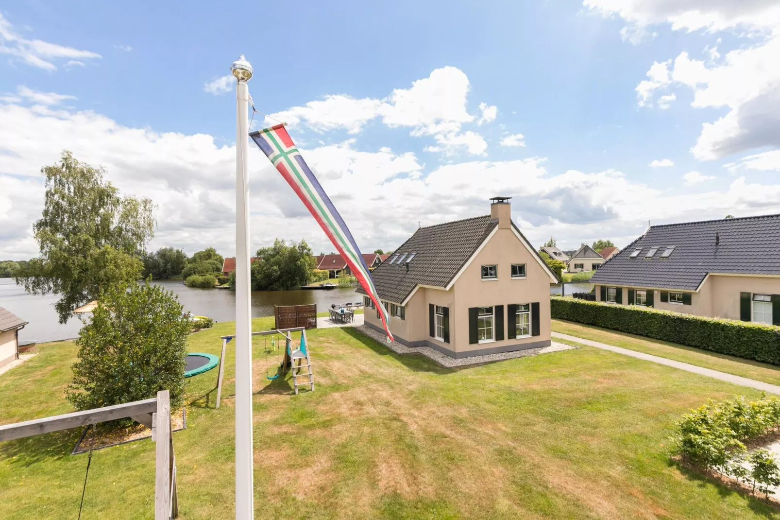 10 pers Lieskehuis Wellness de luxe met sauna buitenspa en toerboot-Gardens in summer