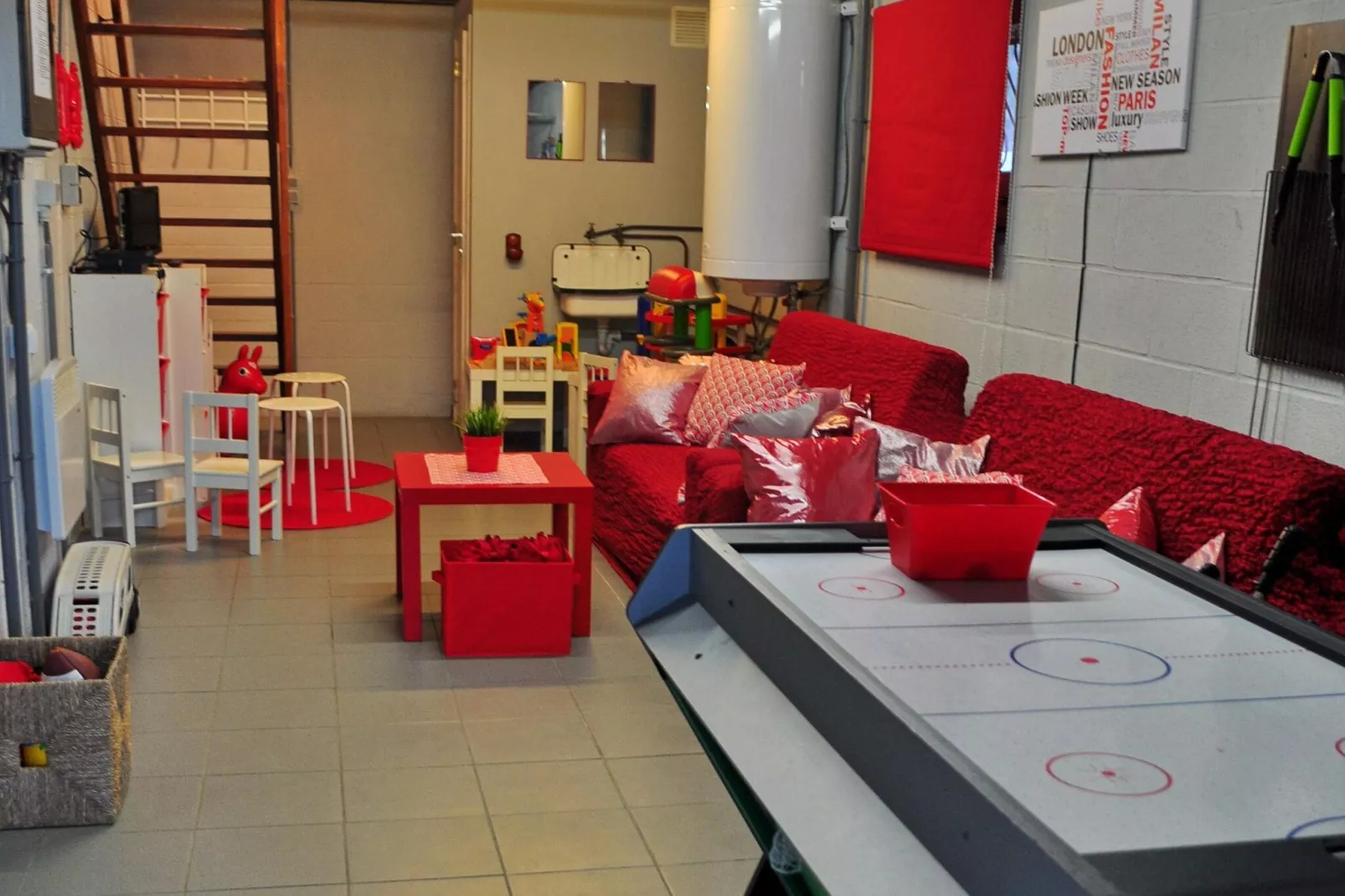 Venus 4-Recreation room