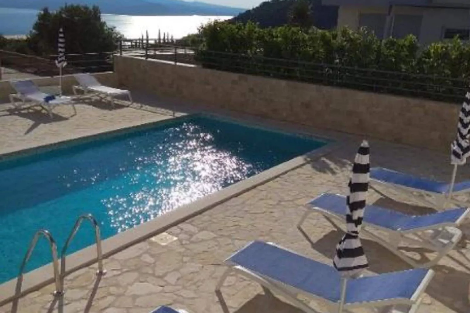Apt Lake view-Pool