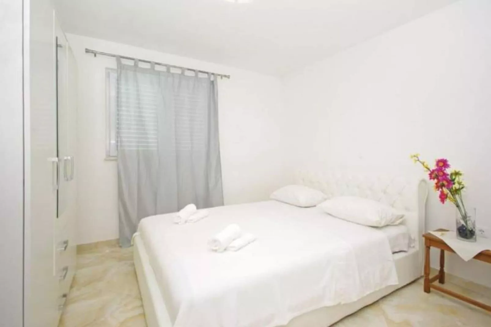 Apt Lake view-Bedroom