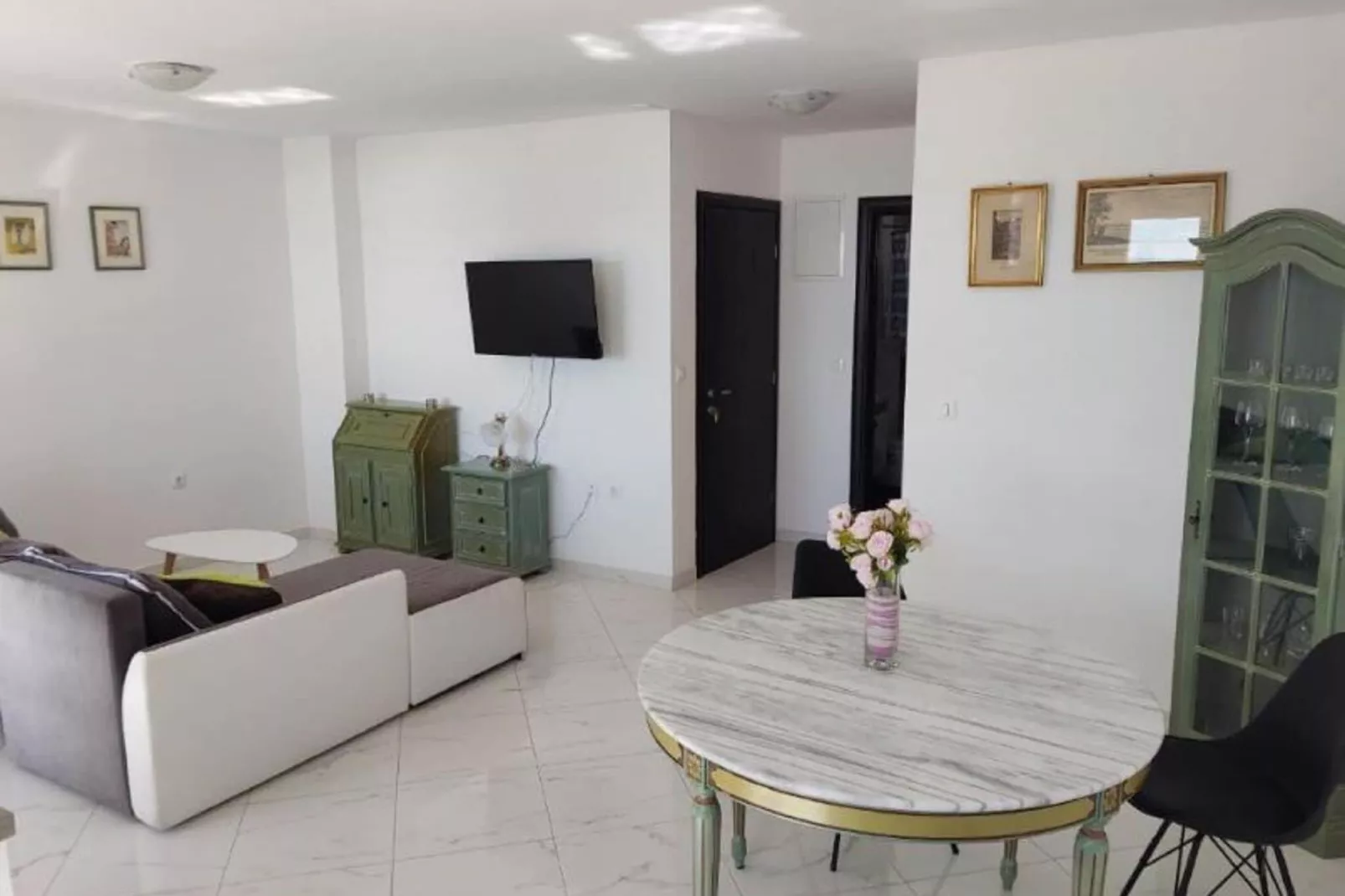 Apt Lake view-Living room