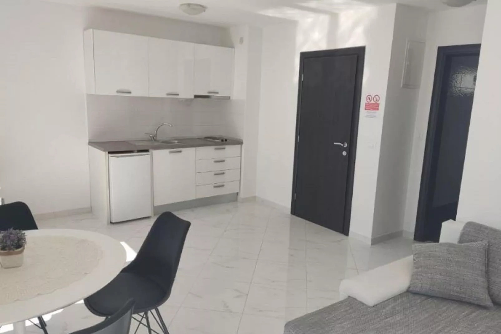 Apt Lake view-Kitchen