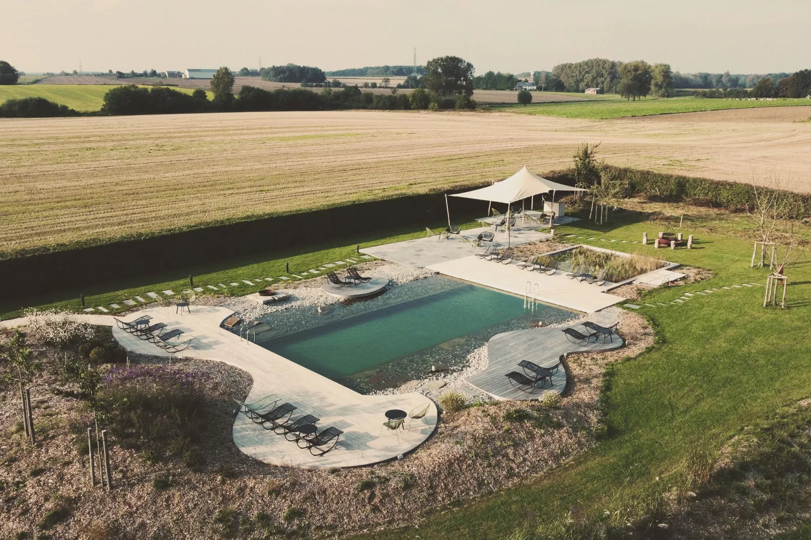 Au Milieu De Nulle Part-Pool