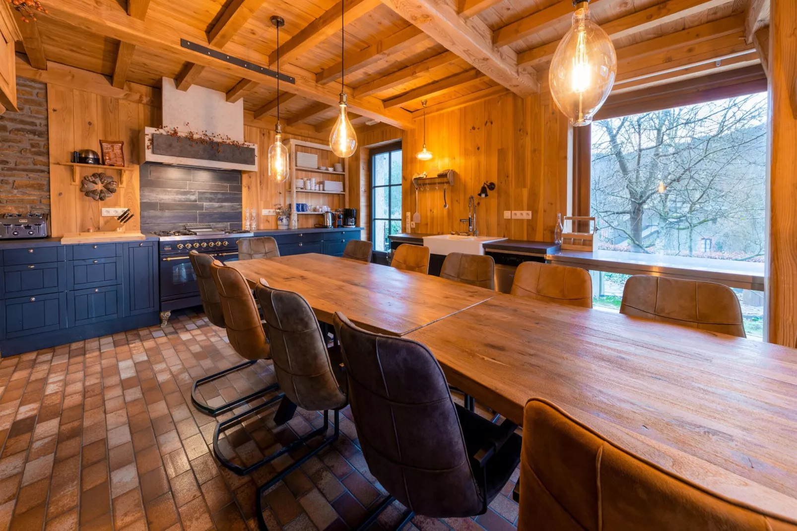 Leora Cocoon-Dining room