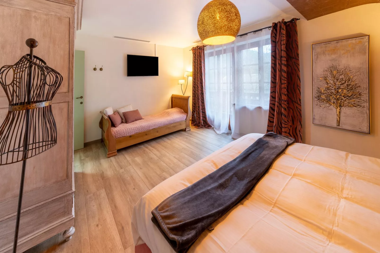 Leora Cocoon-Bedroom