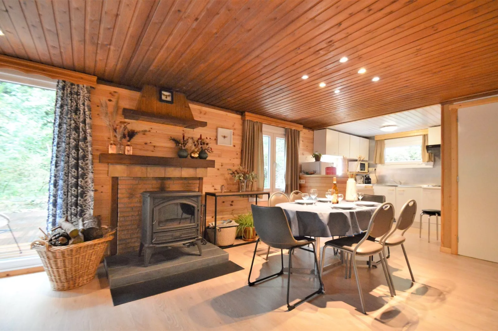 Chalet Petite Source-Dining room
