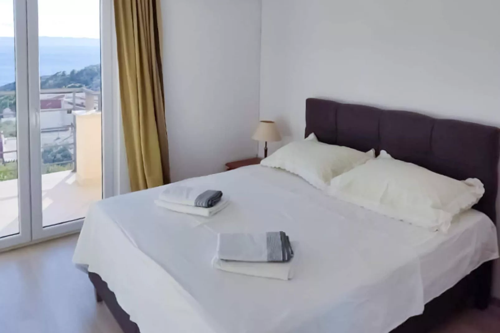 Apt Lake view-Bedroom