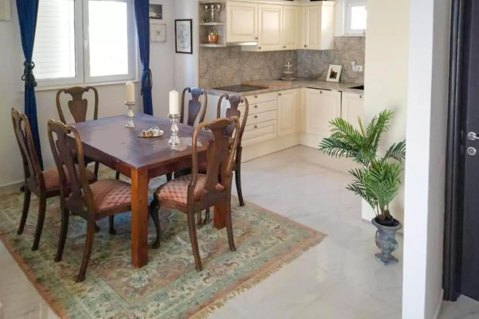 Apt Lake view-Dining room