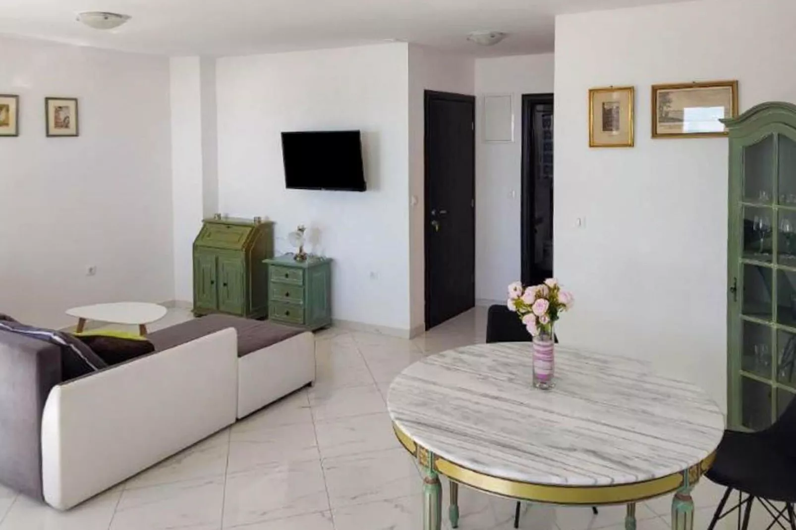 Apt Lake view-Living room