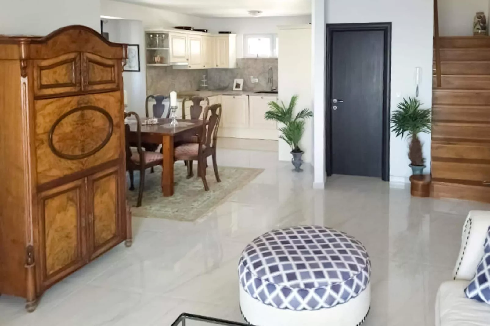 Apt Lake view-Living room