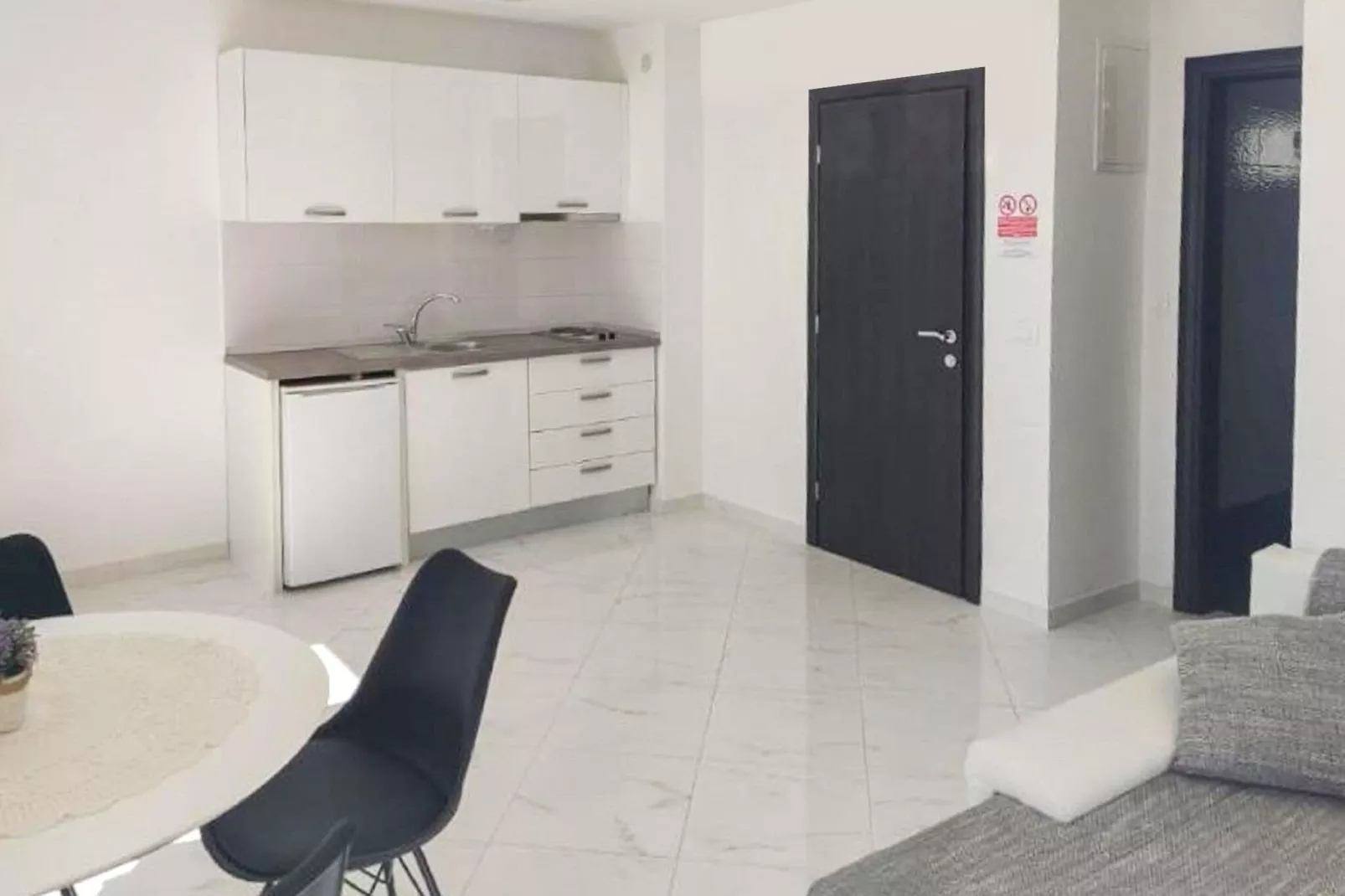 Apt Lake view-Kitchen