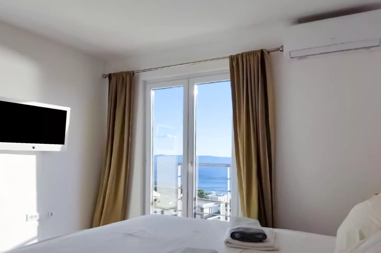 Apt Lake view-Bedroom