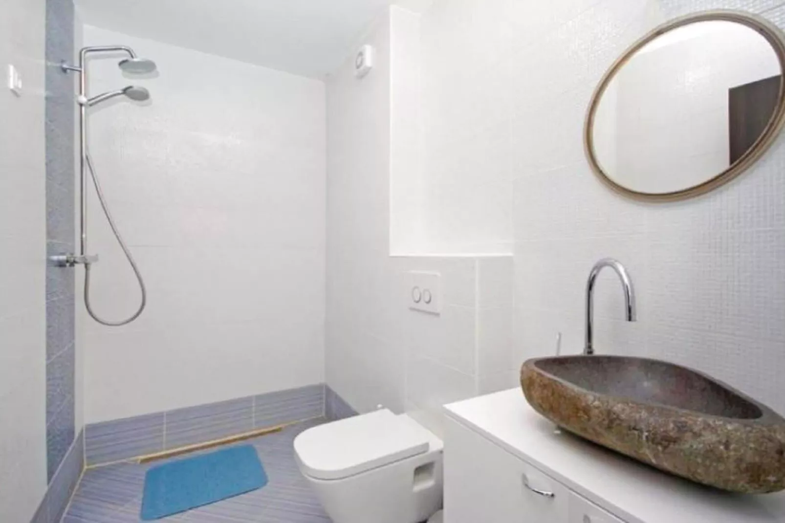 Apt Lake view-Bathroom