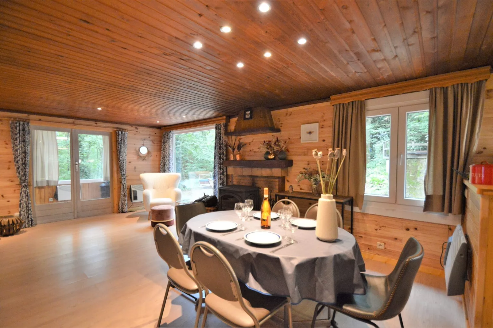Chalet Petite Source-Dining room