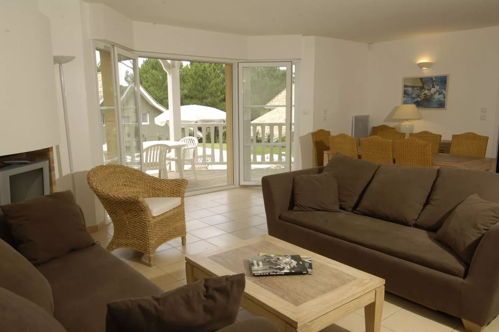 Eden Club 2-Living room