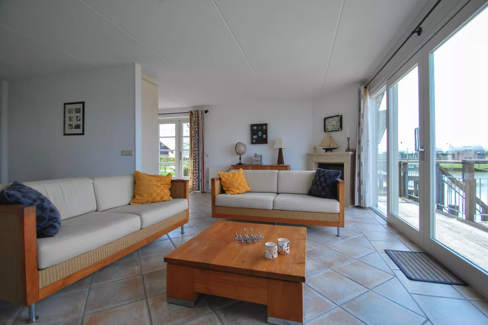 Beach Resort Makkum 35-Living room