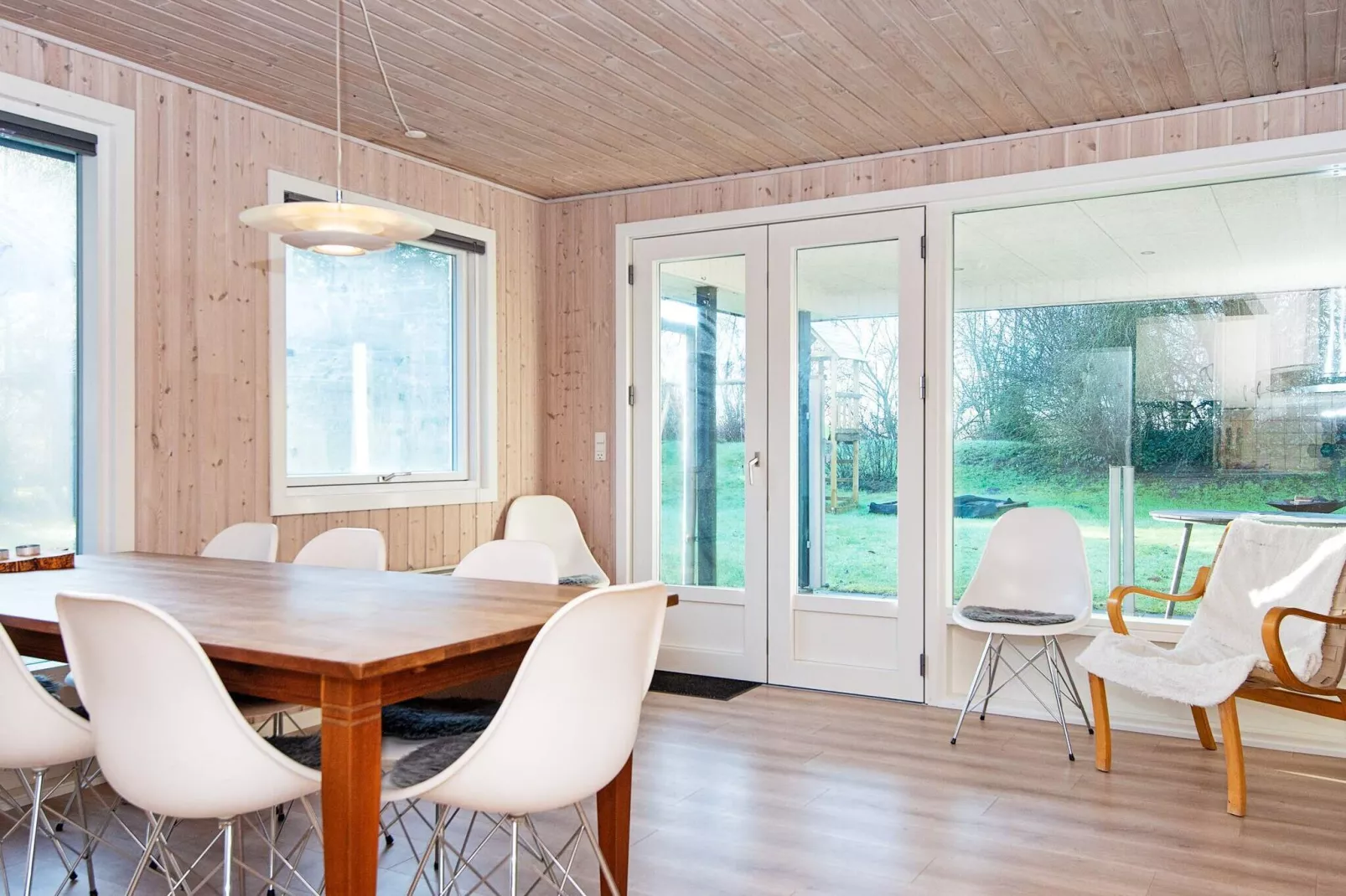 Spacious Lakeside Retreat-Indoor