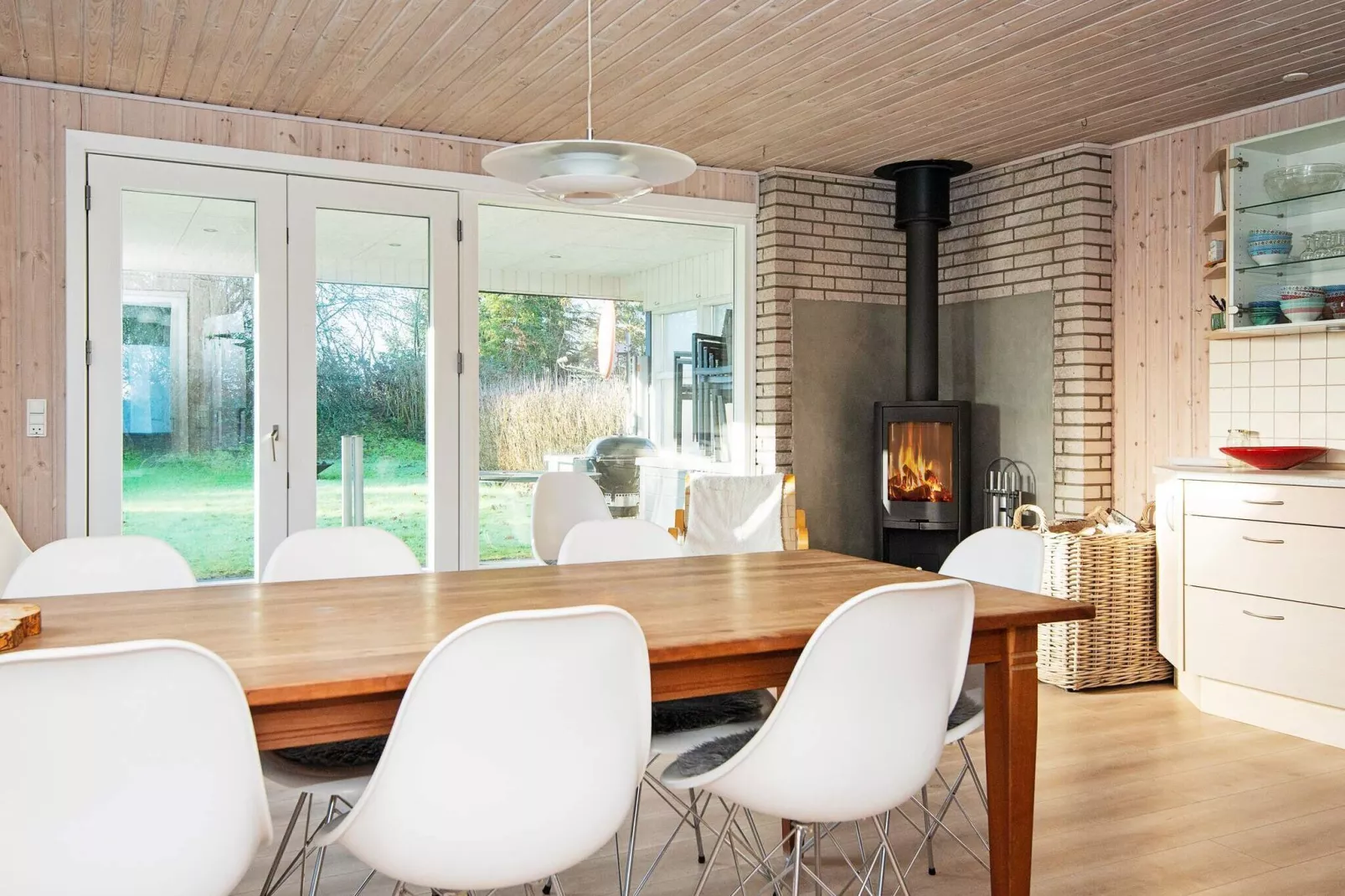 Spacious Lakeside Retreat-Indoor