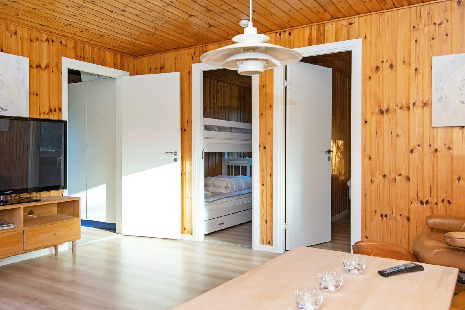 Spacious Lakeside Retreat-Indoor