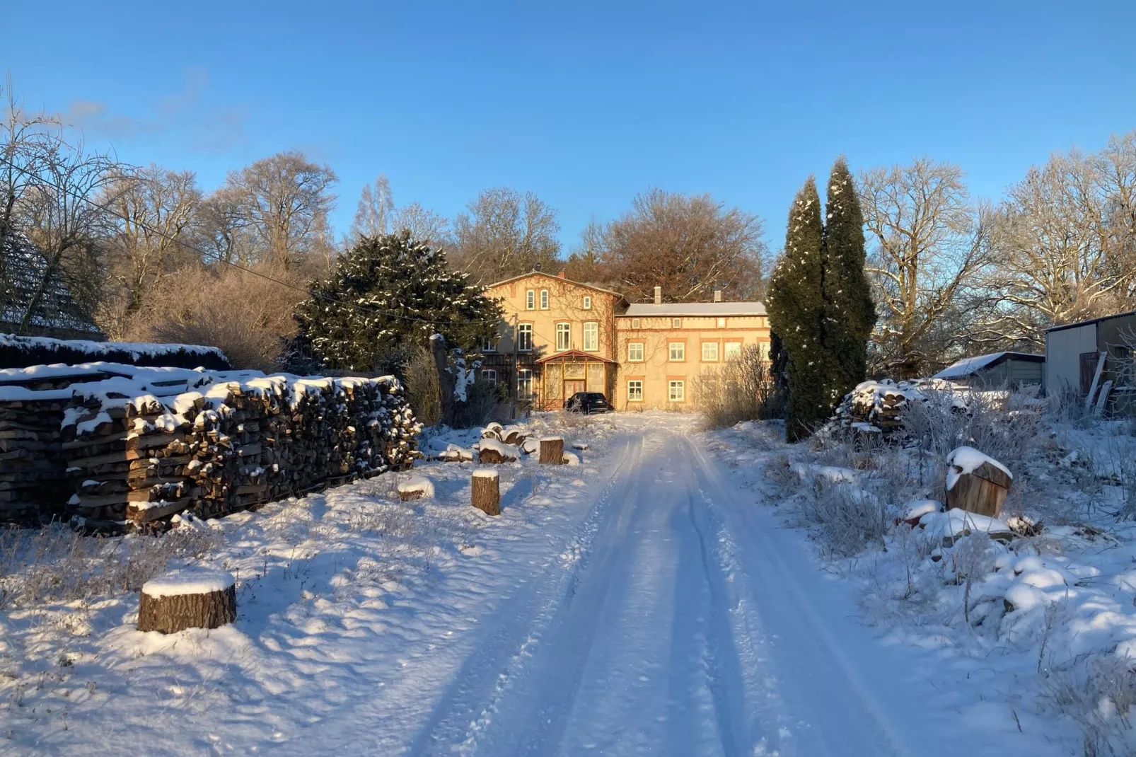 Wohnen im Gutshaus-Garden winter