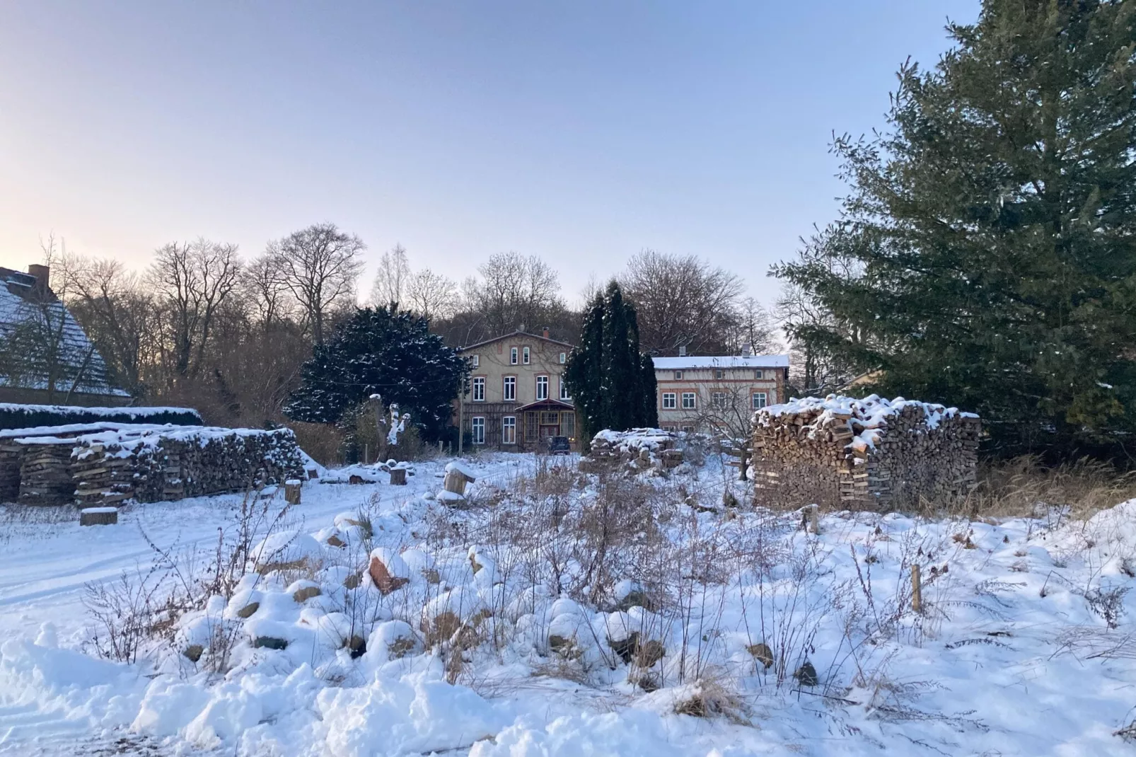 Wohnen im Gutshaus-Garden winter