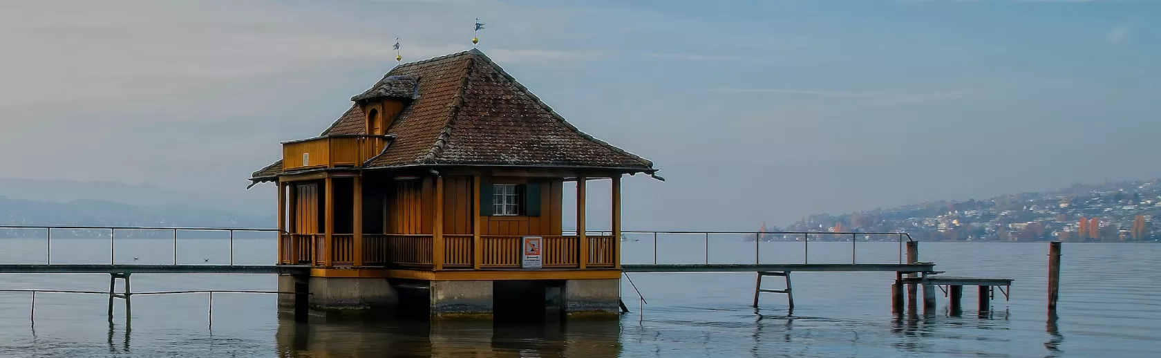Holiday homes by a river or lake